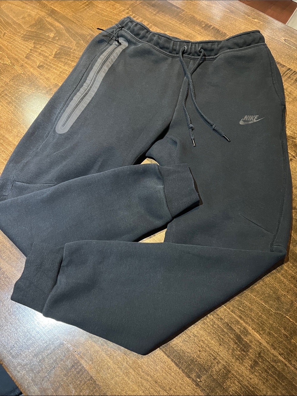 Nike men’s Tech Fleece Jogger Sweatpants with Contrast Zip Pocket